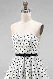 Witte polkadot A-lijn strapless korte homecomingjurk met strik