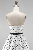 Witte polkadot A-lijn strapless korte homecomingjurk met strik
