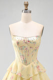 A-lijn gele strapless korset met bloemen en laagjes homecoming jurk