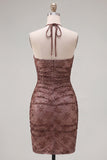 Chocolade Bodycon halter hals met gerimpelde homecoming jurk met kralen