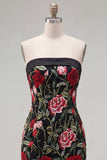 Strapless rode rozengeborduurde zwarte bodycon homecomingjurk