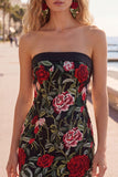 Strapless rode rozengeborduurde zwarte bodycon homecomingjurk