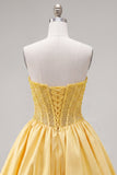 Gele A-lijn strapless doorschijnende korset met veter achterin homecoming jurk met parels