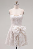 Strapless witte A-lijn Floral Pearl Lace korte Homecoming jurk met strik