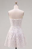 Strapless witte A-lijn Floral Pearl Lace korte Homecoming jurk met strik