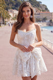 Strapless witte A-lijn Floral Pearl Lace korte Homecoming jurk met strik