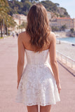 Strapless witte A-lijn Floral Pearl Lace korte Homecoming jurk met strik