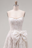 Strapless witte A-lijn Floral Pearl Lace korte Homecoming jurk met strik