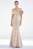 Off-the-shoulder zeemeermin gouden gerimpelde lange moeder van de bruid jurk met 3D-bloemen