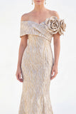 Off-the-shoulder zeemeermin gouden gerimpelde lange moeder van de bruid jurk met 3D-bloemen