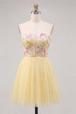 Geel A-lijn strapless bloemen geborduurde korte homecomingjurk