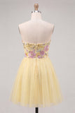 Geel A-lijn strapless bloemen geborduurde korte homecomingjurk