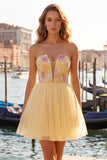 Geel A-lijn strapless bloemen geborduurde korte homecomingjurk
