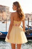 Geel A-lijn strapless bloemen geborduurde korte homecomingjurk