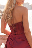 Bordeauxrode Bodycon sweetheart korset gerimpeld met franjes en kant op de achterste homecoming jurk