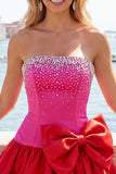 Fuchsia en rode strapless kralenvormige A-lijn korte homecomingjurk met strik