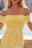 Off-the-shoulder gele, gebloemde strakke homecomingjurk met ruches