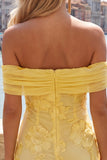 Off-the-shoulder gele, gebloemde strakke homecomingjurk met ruches