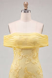 Off-the-shoulder gele, gebloemde strakke homecomingjurk met ruches