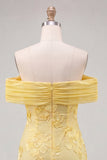 Off-the-shoulder gele, gebloemde strakke homecomingjurk met ruches