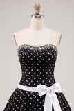 Zwarte witte stippen strapless A-lijn kralenbezette korte homecomingjurk met strik