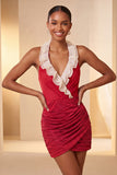 Halter neck rode bodycon gerimpelde glitter homecoming jurk met ruches en kant op de rug