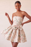 Stoffige blauwe strapless A-lijn Jacquard bloemenkant Achterhuiscomingjurk met strik