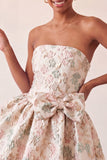 Stoffige blauwe strapless A-lijn Jacquard bloemenkant Achterhuiscomingjurk met strik