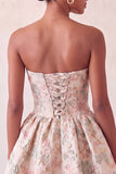 Stoffige blauwe strapless A-lijn Jacquard bloemenkant Achterhuiscomingjurk met strik