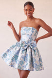 Stoffige blauwe strapless A-lijn Jacquard bloemenkant Achterhuiscomingjurk met strik