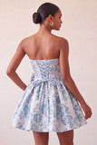 Stoffige blauwe strapless A-lijn Jacquard bloemenkant Achterhuiscomingjurk met strik