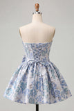 Stoffige blauwe strapless A-lijn Jacquard bloemenkant Achterhuiscomingjurk met strik
