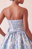 Stoffige blauwe strapless A-lijn Jacquard bloemenkant Achterhuiscomingjurk met strik