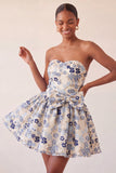 Stoffige blauwe strapless A-lijn Jacquard bloemenkant Achterhuiscomingjurk met strik