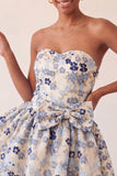 Stoffige blauwe strapless A-lijn Jacquard bloemenkant Achterhuiscomingjurk met strik
