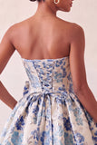 Stoffige blauwe strapless A-lijn Jacquard bloemenkant Achterhuiscomingjurk met strik