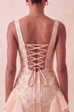 Champagne Jacquard vierkante hals met veter achter, strakke homecomingjurk met ruches