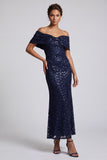 Glinsterende zeemeermin marineblauw off-the-shoulder midi moeder van de bruid jurk met pailletten