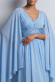 Hemelsblauwe A-lijn chiffon V-hals midi Mother Of the Bride jurk met cape mouwen