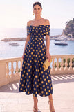 Marinegroene midi-jurk met een off-shoulder A-lijn a-lijn jurk en kant op de rug
