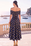 Marinegroene midi-jurk met een off-shoulder A-lijn a-lijn jurk en kant op de rug