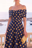Marinegroene midi-jurk met een off-shoulder A-lijn a-lijn jurk en kant op de rug