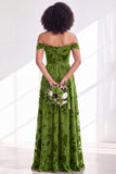 Off-the-shoulder fuchsia bloemenfluweel A-lijn lange bruidsmeisjesjurk