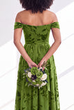 Off-the-shoulder fuchsia bloemenfluweel A-lijn lange bruidsmeisjesjurk