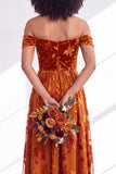 Off-the-shoulder fuchsia bloemenfluweel A-lijn lange bruidsmeisjesjurk