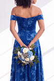 Off-the-shoulder fuchsia bloemenfluweel A-lijn lange bruidsmeisjesjurk
