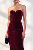 Bordeauxrode korsetschede strapless fluwelen jurk