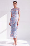 Blauwe bloemen bodycon ronde hals met midi jurk van de moeder van de bruid met split