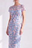 Blauwe bloemen bodycon ronde hals met midi jurk van de moeder van de bruid met split