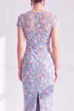 Blauwe bloemen bodycon ronde hals met midi jurk van de moeder van de bruid met split
